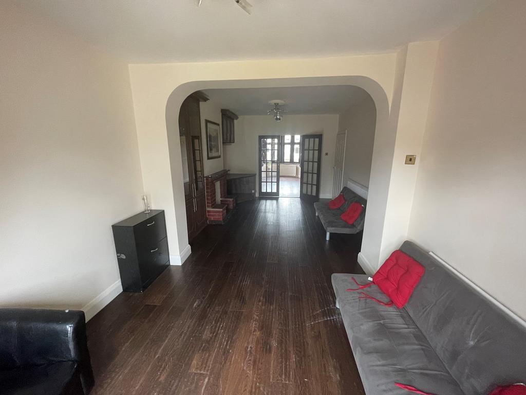 Medway Gardens, Wembley, HA0 4 bed house £2,100 pcm (£485 pw)