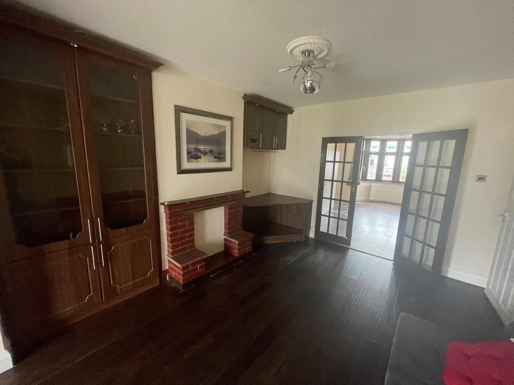 Medway Gardens, Wembley, HA0 4 bed house £2,100 pcm (£485 pw)