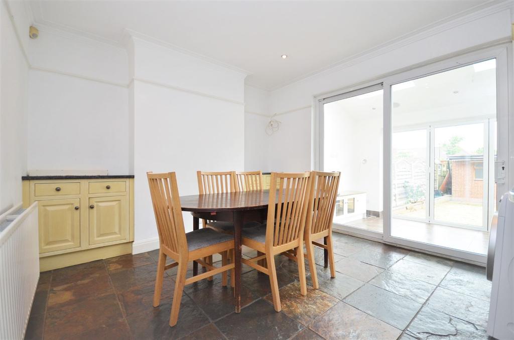 Noel Road, Acton W3 4 bed semidetached house £2,600 pcm (£600 pw)