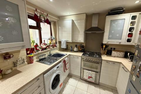 3 bedroom semi-detached house to rent, Honeysuckle Close, Manchester, M23