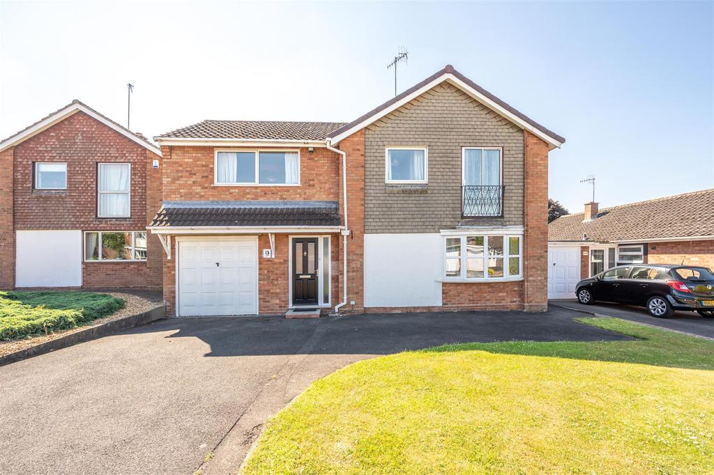 Cedars Avenue, Kingswinford, DY6 9PA 4 bed detached house £400,000