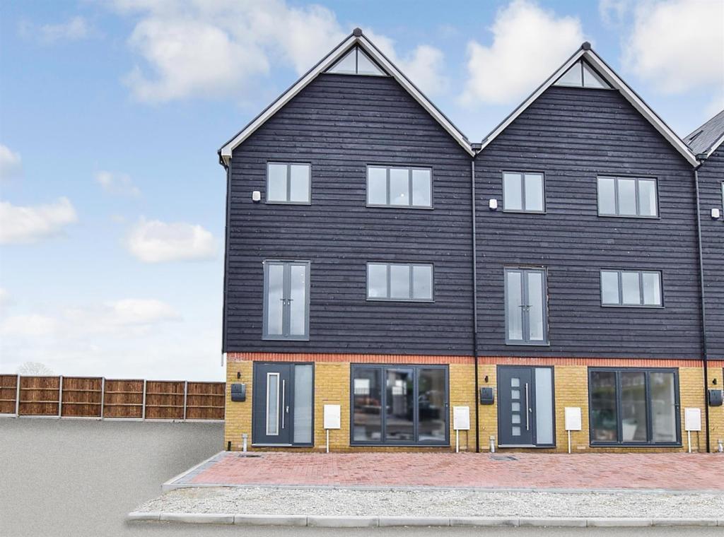 Waterside Close Faversham ME13 5 bed terraced house £2,000 pcm (£462 pw)