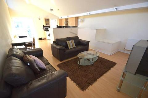 3 bedroom townhouse to rent, Peregrine Street, Hulme, Manchester, M15 5PZ.