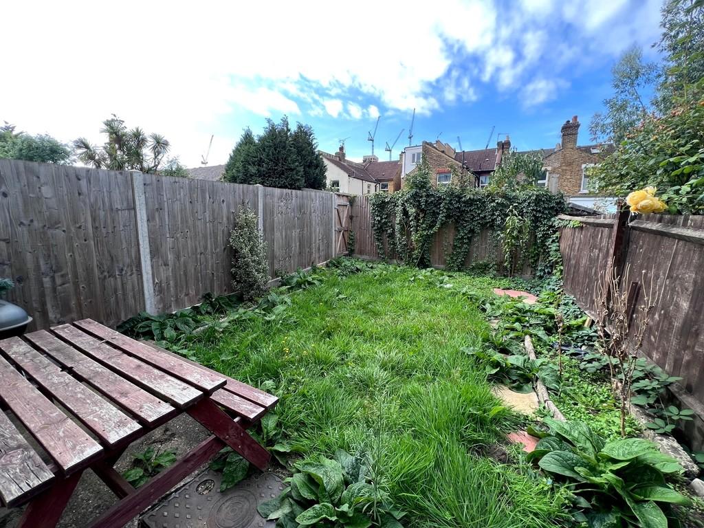 House in Croydon - View 3