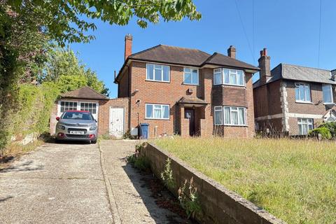 4 bedroom detached house to rent, Coningsby Road, Hp13