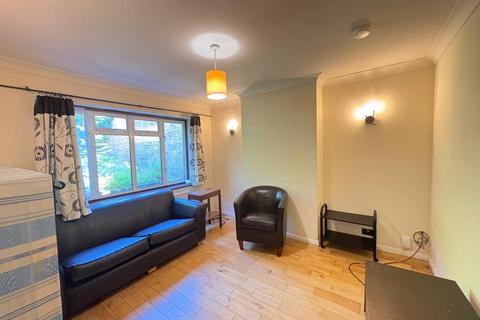 4 bedroom detached house to rent, Coningsby Road, Hp13