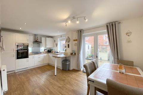 38 Fowen Close, Street, BA16 0FY