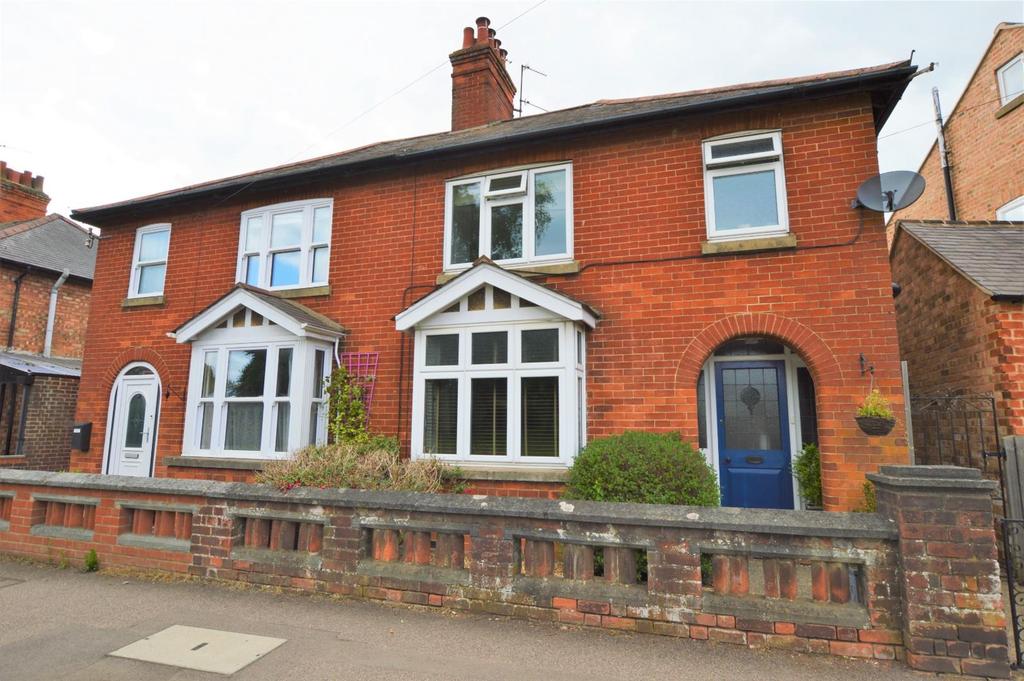 Brooke Road, Oakham 3 bed semidetached house £950 pcm (£219 pw)
