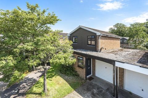 5 Goldsmiths Close, Woking, GU21 3HF