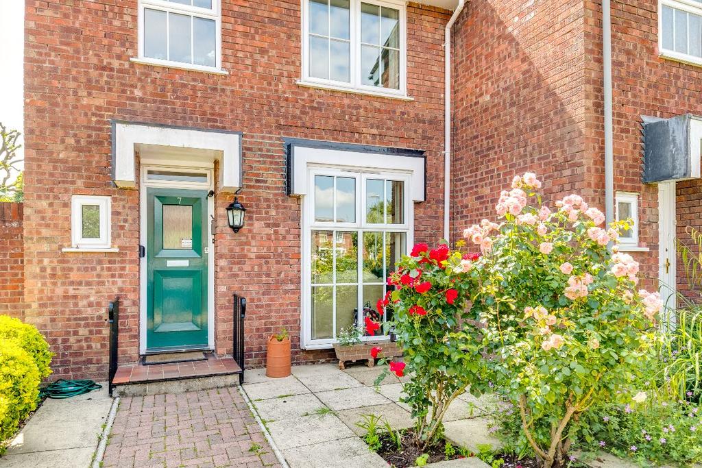 Cadogan Close, Teddington 3 bed semidetached house £695,000