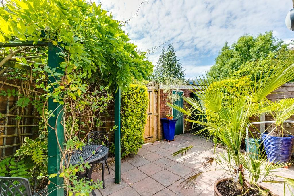 Cadogan Close, Teddington 3 bed semidetached house £695,000