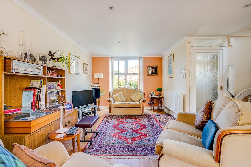 Cadogan Close, Teddington 3 bed semidetached house £695,000