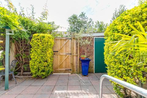 7 Cadogan Close, Teddington, TW11 8TR