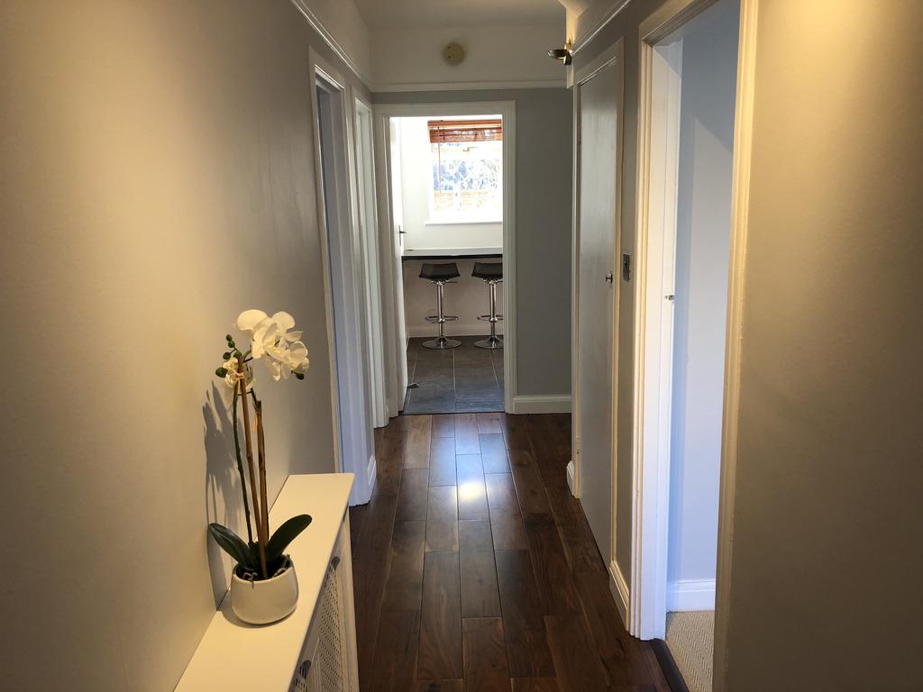 Richmond Road, Raynes park, London, SW20 2 bed ground floor £1,850 pcm (£427 pw)