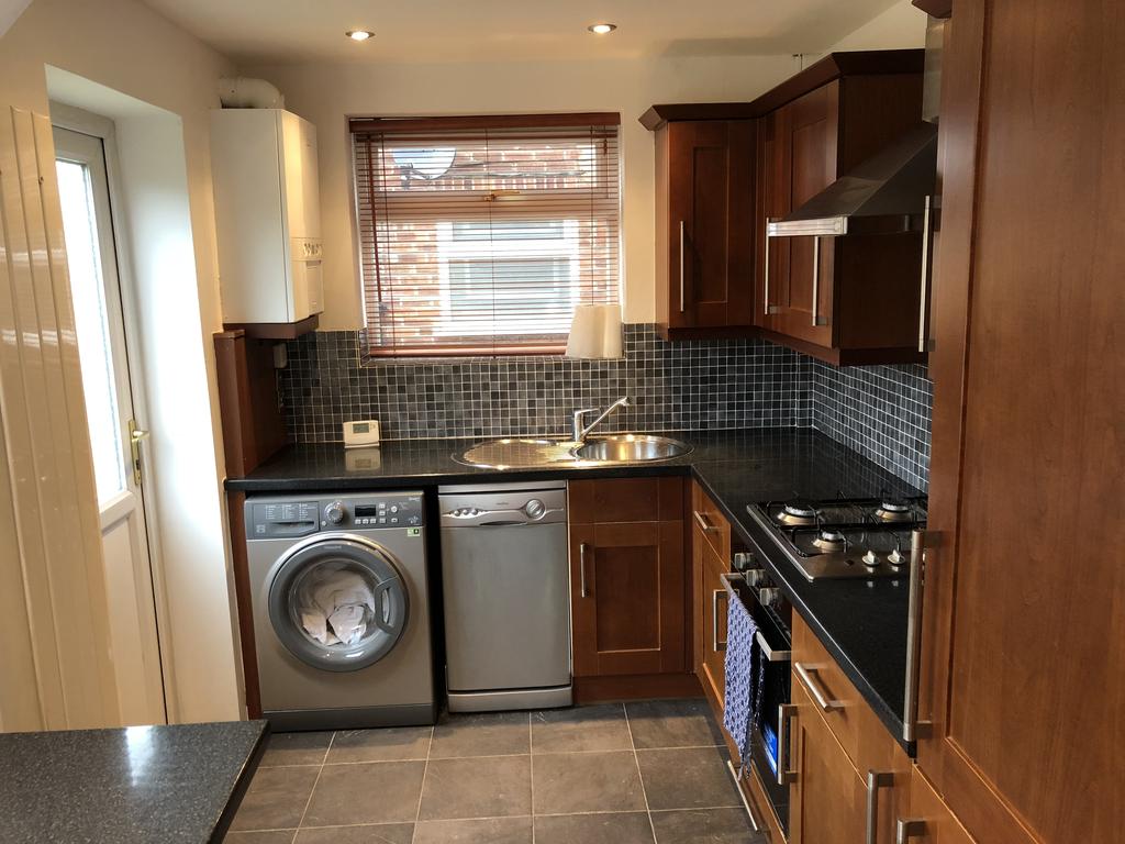 Richmond Road, Raynes park, London, SW20 2 bed ground floor £1,850 pcm (£427 pw)