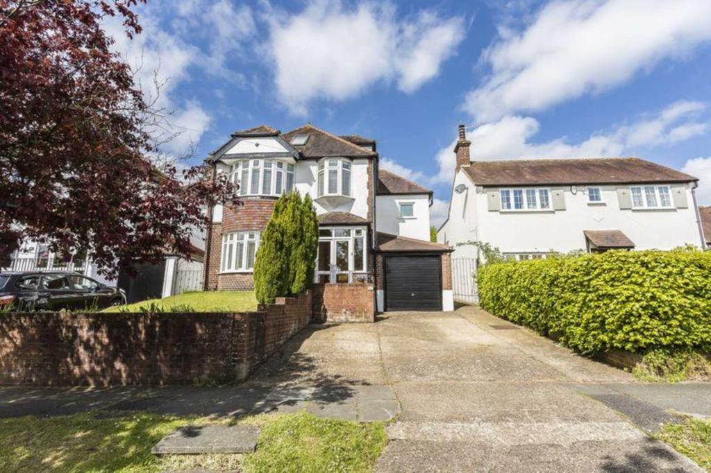 Upper Pines, Banstead 5 bed detached house £2,750 pcm (£635 pw)