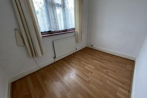 3 bedroom terraced house to rent - Willow Street, Romford, Essex, RM7