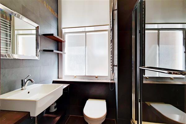 Ensuite-to-bed-2
