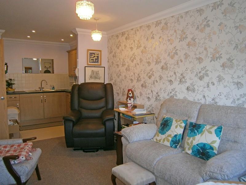 Collingwood Road, Clactononsea, Essex. CO15 2 bed flat £170,000