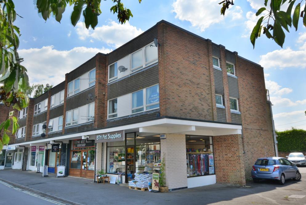 Riverside Road, West Moors, BH22 0LE 2 bed apartment £185,000