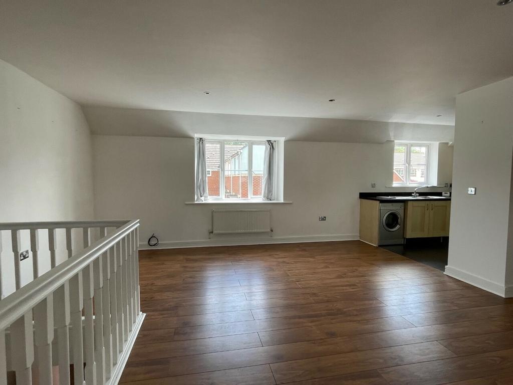 Erwr Brenhinoedd, Llandybie 2 bed flat £575 pcm (£133 pw)