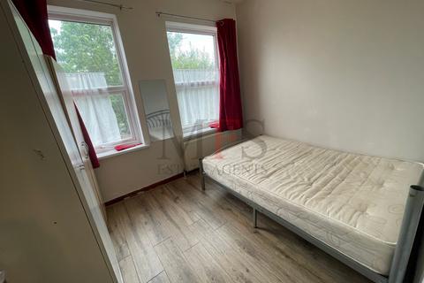 2 bedroom flat to rent, Western Road, Southall, UB2