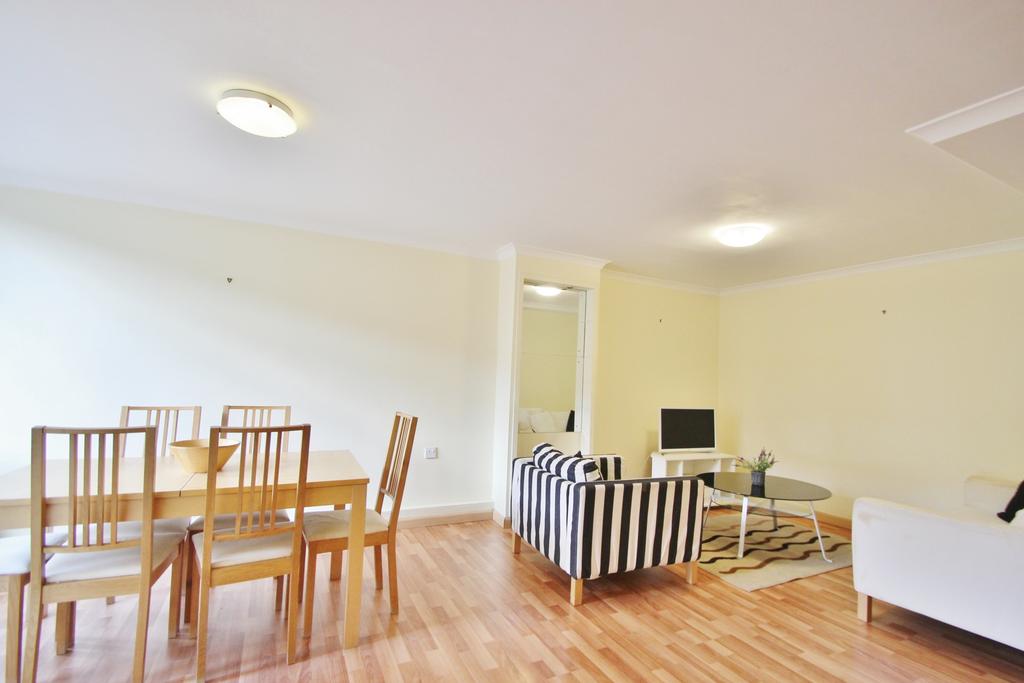 Lily Close, St Pauls Court, Hammersmith, W14 2 bed flat £2,000 pcm (£
