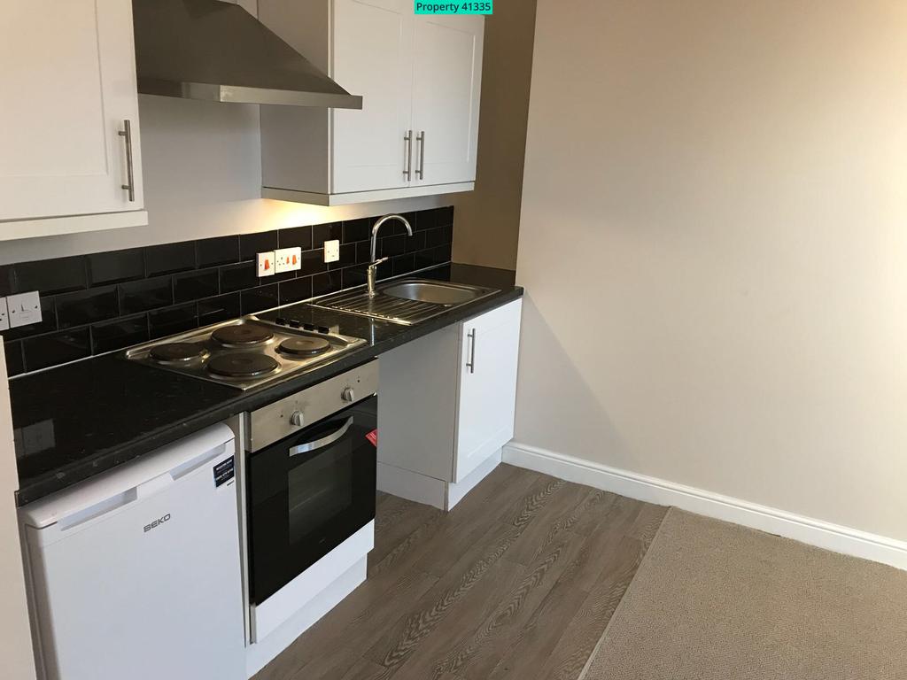 Flat 2, 91 Birch Road, Huddersfield... Studio £375 pcm (£87 pw)