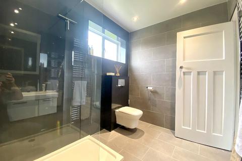 120 Squirrels Heath Road, Romford, RM3 0LU