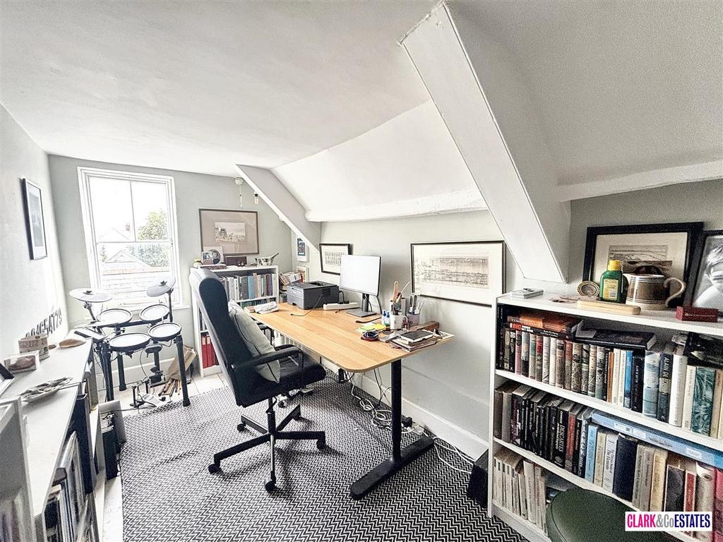 Bedroom/study