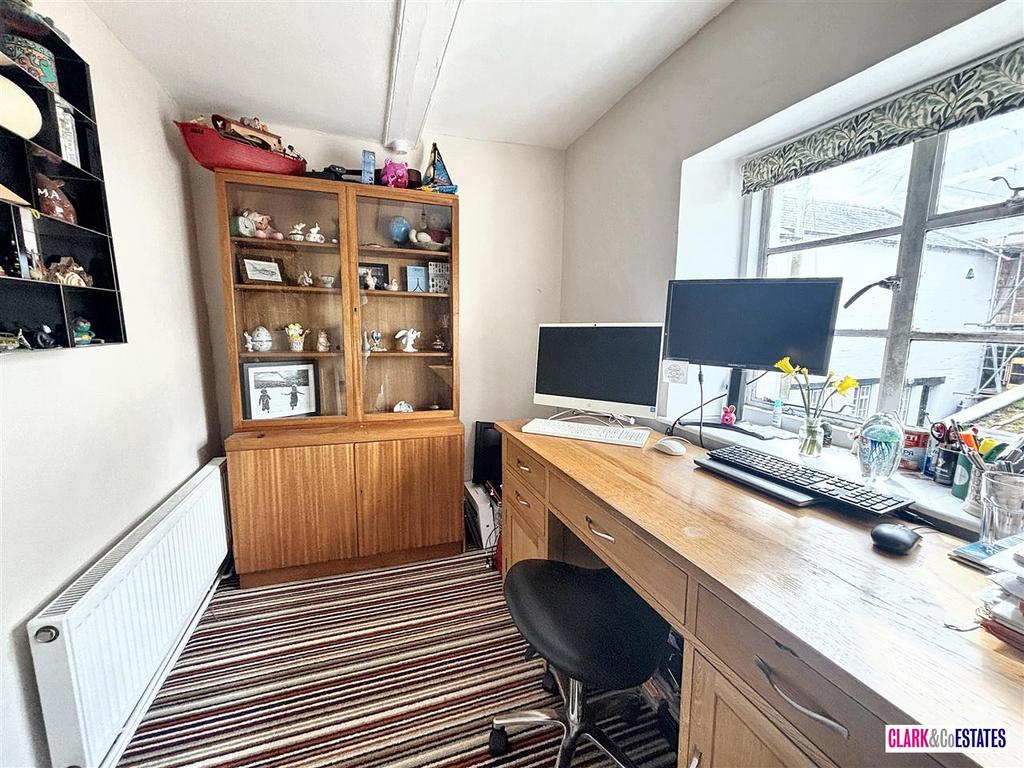 Bedroom/study