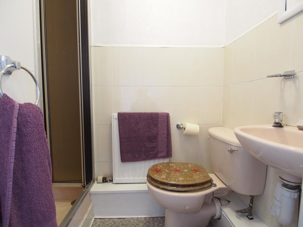 Bedroom 2 en−suite