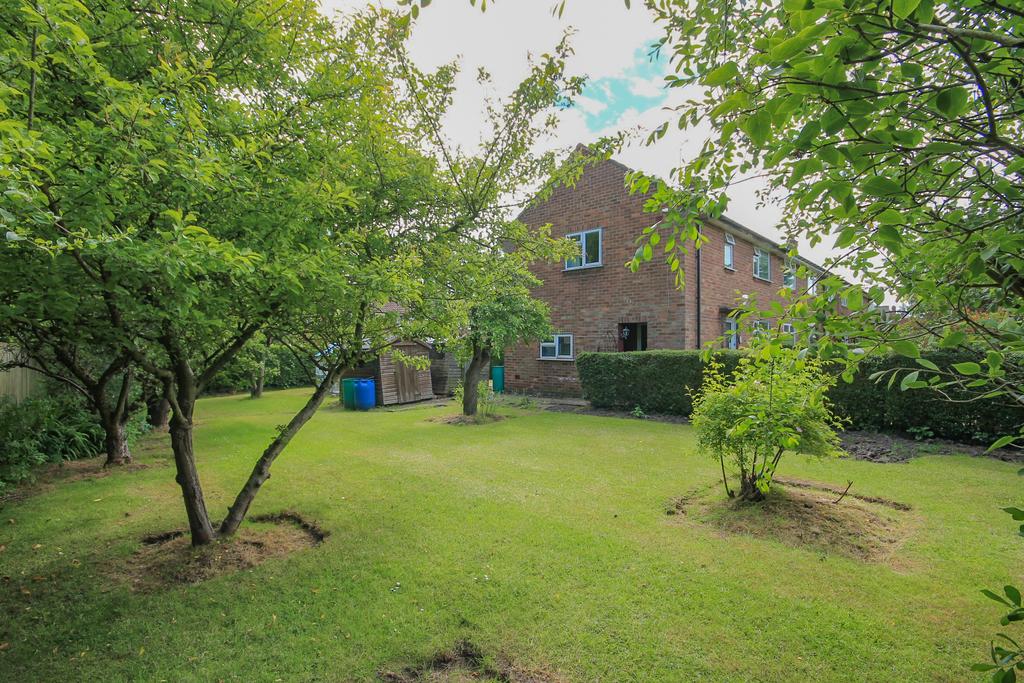 Wentworth Close, Harrogate, HG2 7JZ 3 bed end of terrace house £170,000