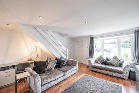 168 Apperley Way, Halesowen, B63 2XS
