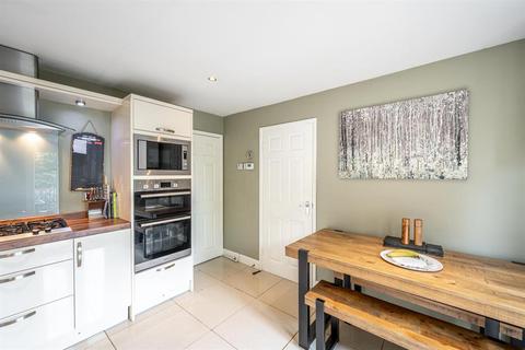 168 Apperley Way, Halesowen, B63 2XS