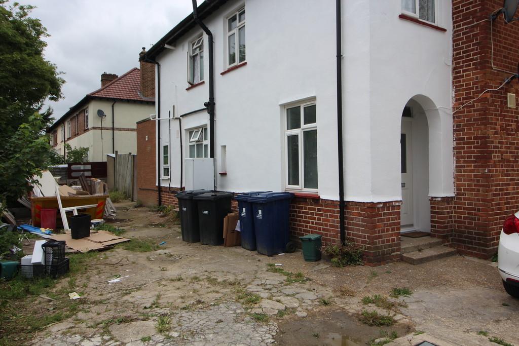 Norman Avenue, Southall 2 bed £1,350 pcm (£312 pw)