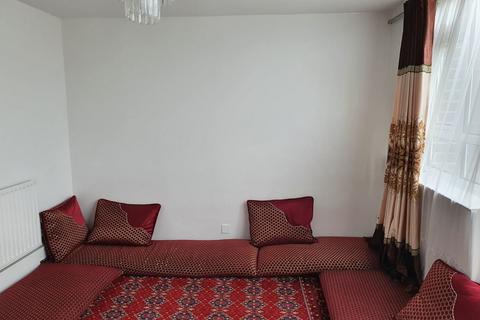 3 bedroom apartment to rent, Holland Court