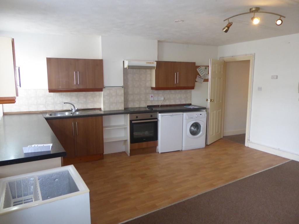 60 King Street, Carmarthen, Carmarthenshire 2 bed flat £480 pcm (£111 pw)