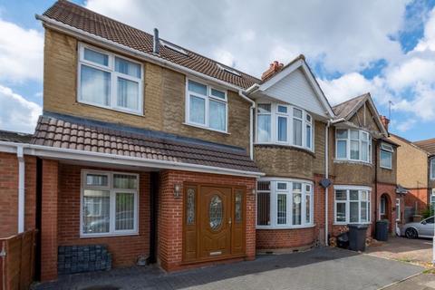 5 bedroom semi-detached house for sale - IMMACULATE FAMILY HOME on Broad Mead, Luton