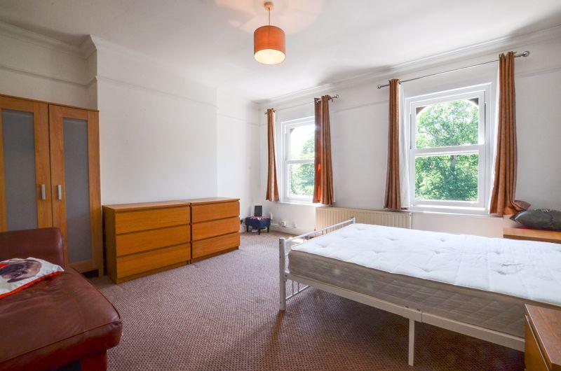 High Street Wanstead, Wanstead E11 1 bed in a house share £725 pcm (£