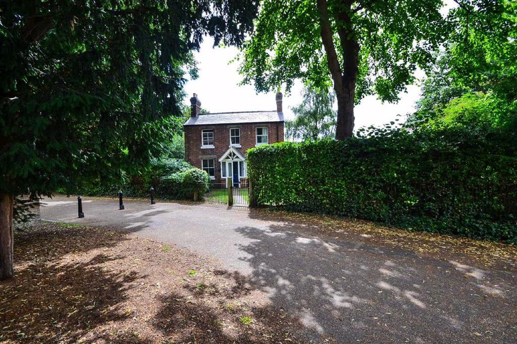 St Julians Friars, Shrewsbury 3 bed detached house £1,350 pcm (£312 pw)