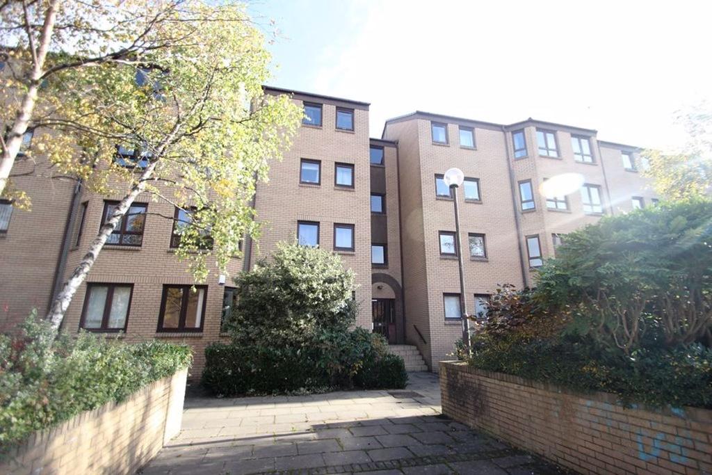 CLEVELAND STREET, GLASGOW, G3 7AE 2 bed flat £840 pcm (£194 pw)