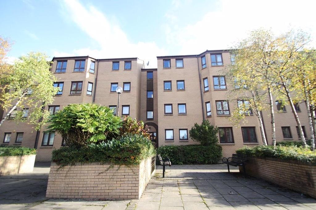CLEVELAND STREET, GLASGOW, G3 7AE 2 bed flat £840 pcm (£194 pw)