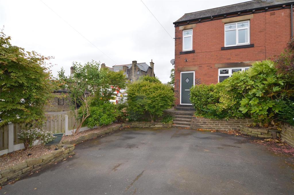 Vine Crescent, Cleckheaton 3 bed semidetached house £850 pcm (£196 pw)