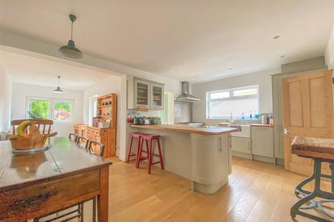 16 Titian Avenue, Bushey Heath, Bushey, WD23 4GB