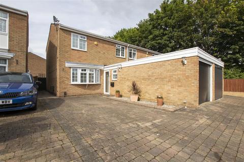 7 Silverfield, Broxbourne, EN10 6PD