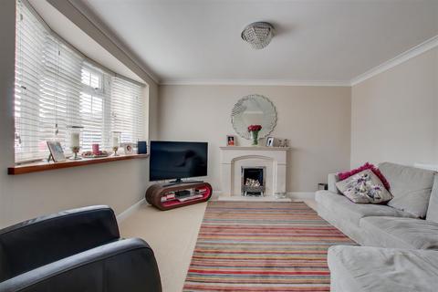 7 Silverfield, Broxbourne, EN10 6PD
