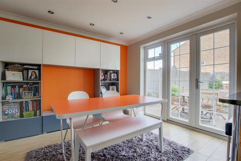 7 Silverfield, Broxbourne, EN10 6PD