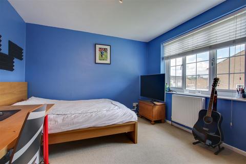 7 Silverfield, Broxbourne, EN10 6PD
