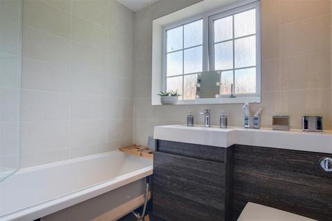 7 Silverfield, Broxbourne, EN10 6PD